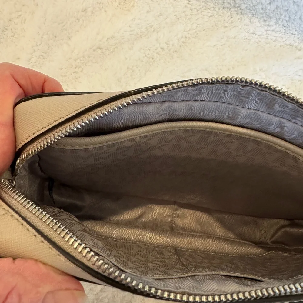 Michael Kors Women’s Jet Set Gray Perforated Crossbody Bag – EUC w/ Dust Cover - Picture 8 of 12